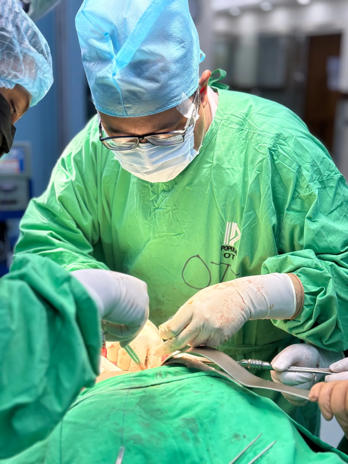 Dr. Murshidul Arefin performing gallbladder surgery in Dhaka