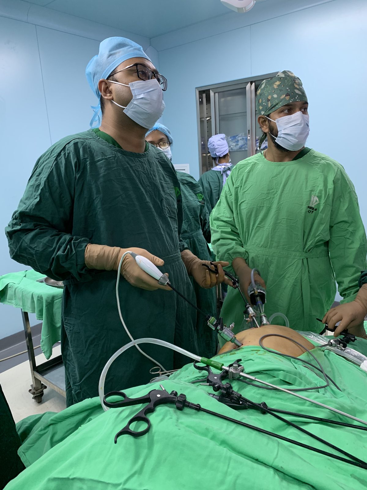 Surgeons performing laparoscopic bile duct obstruction surgery Dhaka through small abdominal incisions.