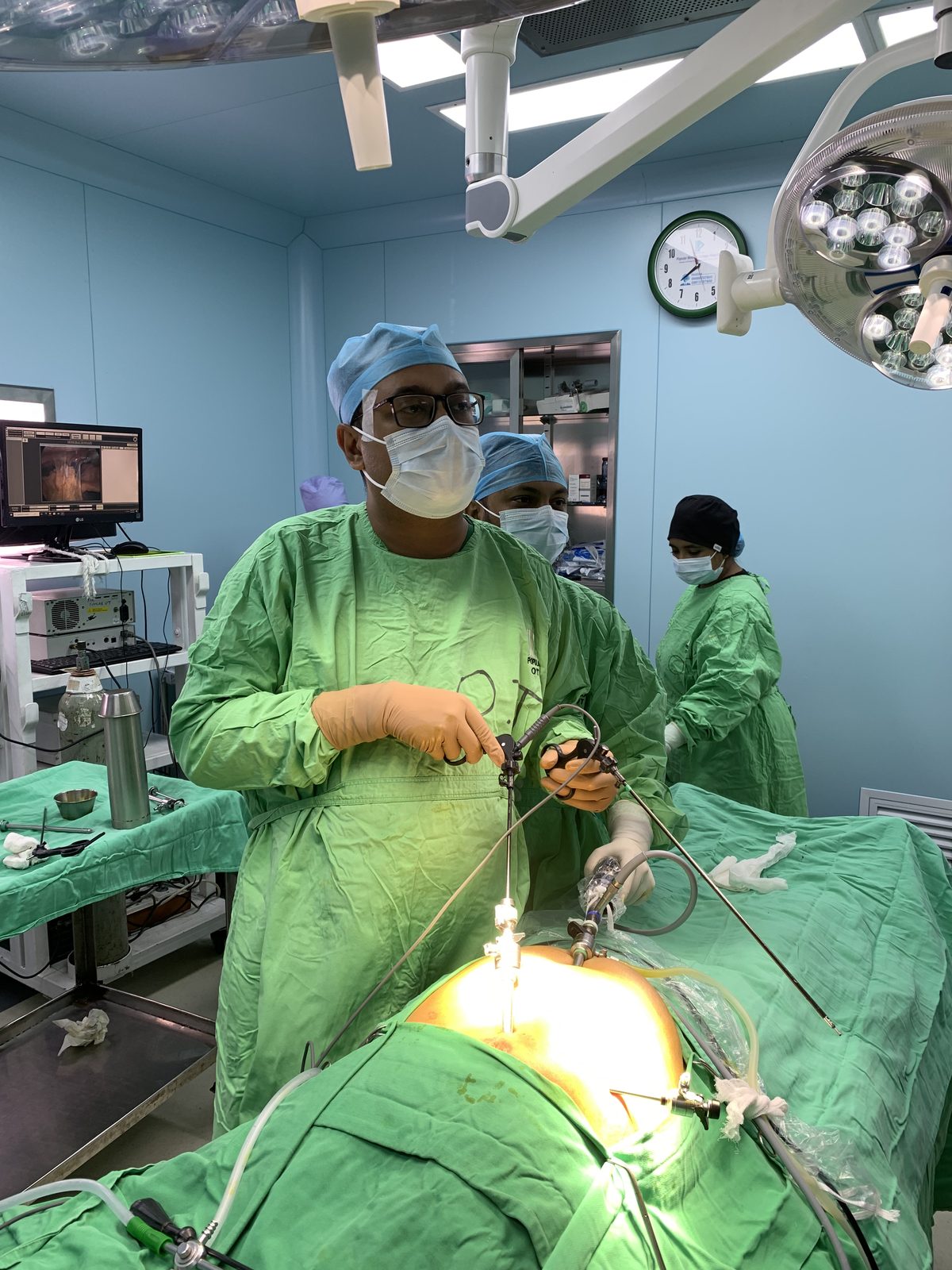 Surgical team performing laparoscopic cholangiocarcinoma surgery Dhaka inside a modern operating theatre.