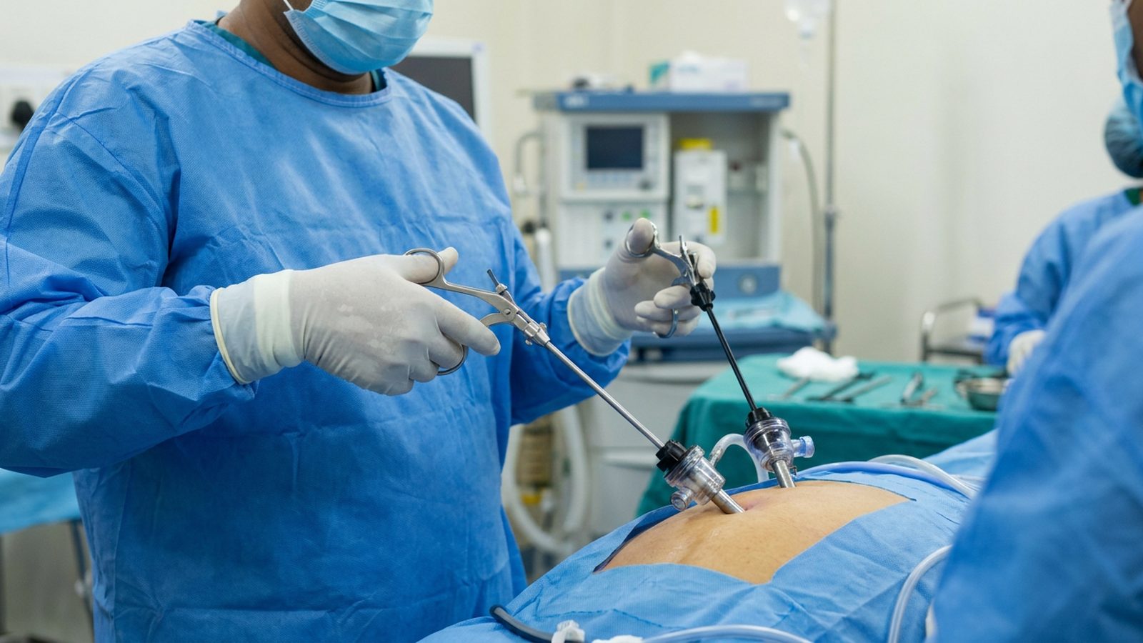 Instruments for Laparoscopic Cholecystectomy Dhaka Close-up of a surgeon’s gloved hands holding laparoscopic instruments during a keyhole surgery procedure in Dhaka.